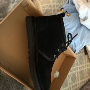 Brand new in box size 7 woman’s Ugg neumel in black